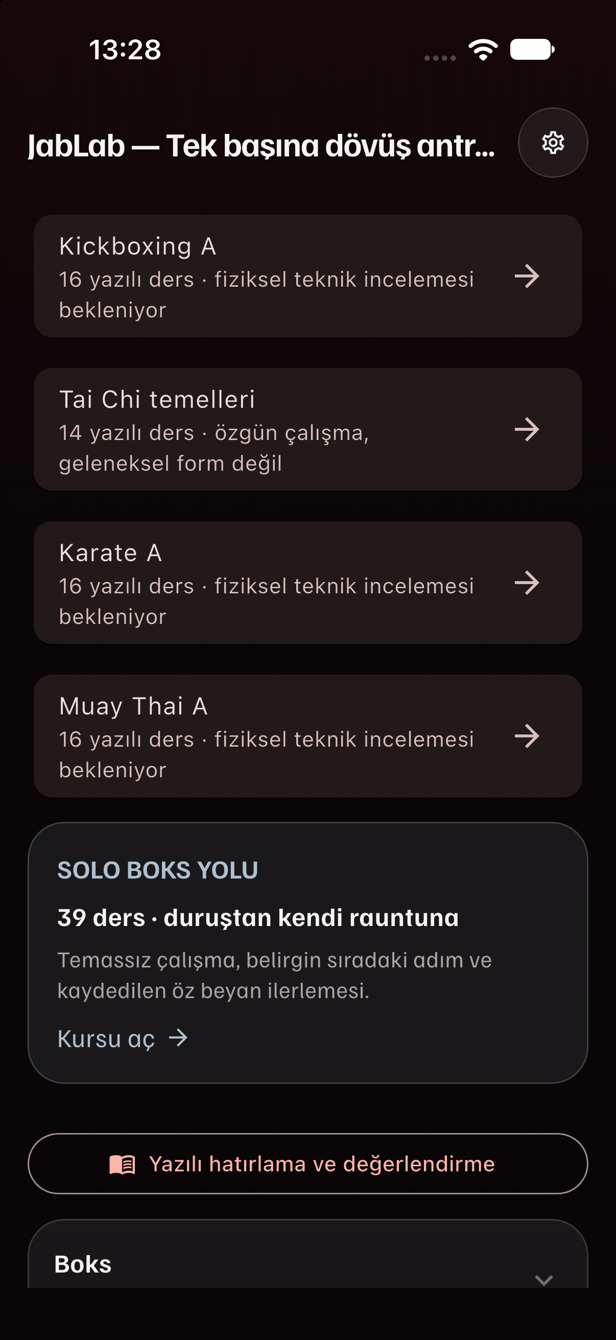 JabLab misafir ana ekranı, normal iOS geliştirme sürümü. Yazılı ders başlıkları ve solo boks yolu; bazı derslerde fiziksel teknik incelemesinin beklendiği belirtilir.