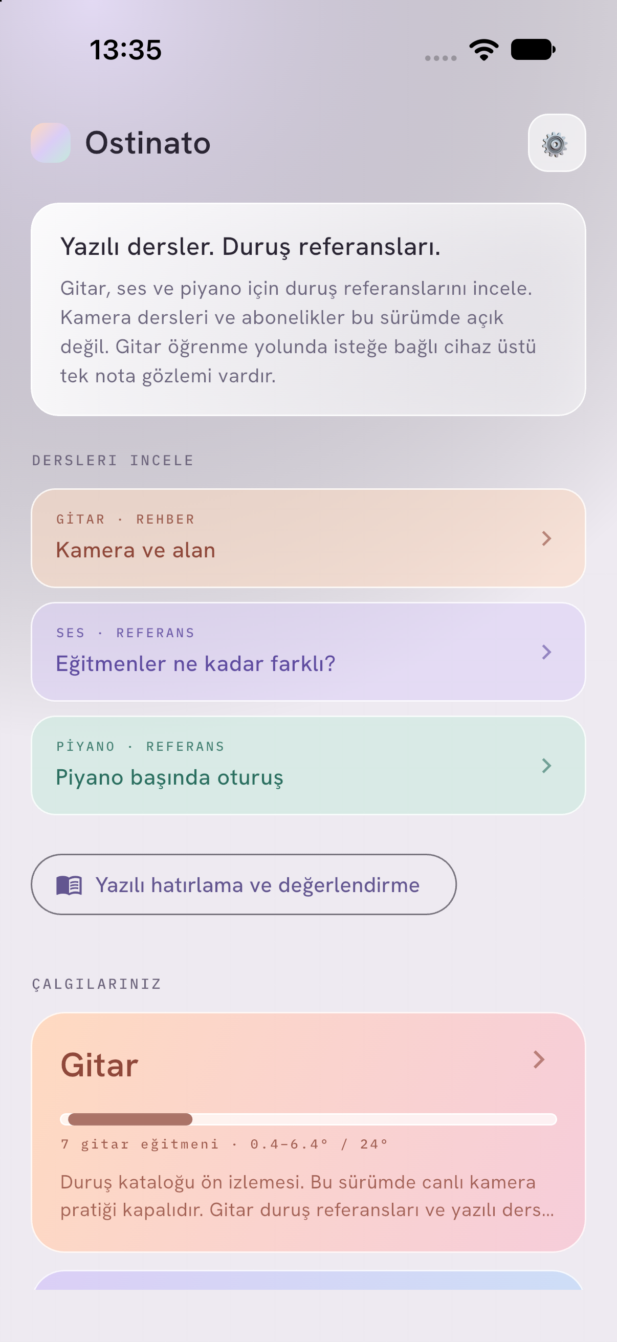 Ostinato normal iOS geliştirme ana ekranı. Yazılı dersler ve duruş referans kataloğu görünür; canlı kamera pratiği ve abonelikler kapalıdır.